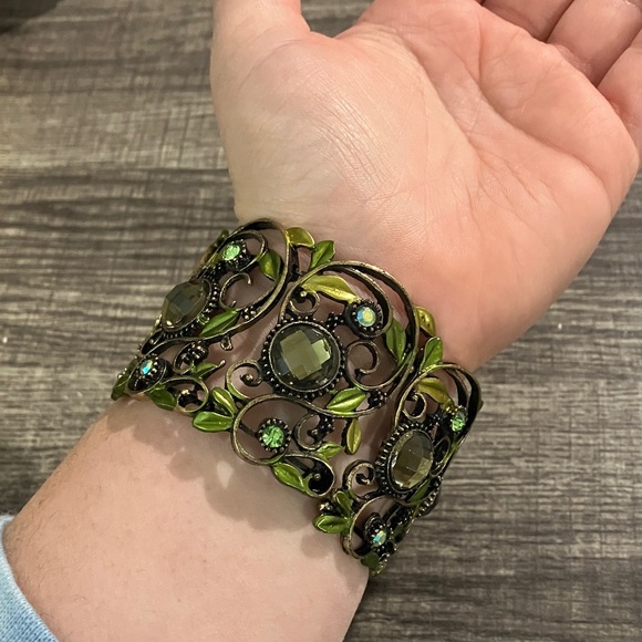Elegant Green and Gold Bracelet - Picture 5 of 5